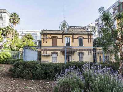 Decidiamo allora di girare sulla destra per percorrere una viuzza che passa attraverso un parchetto realizzato da poco. Da qui, pur separati da un�alta recinzione, possiamo ammirare la facciata della villa